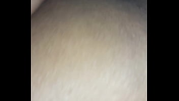 Латино-американка с большой задницей мастурбирует мохнатую письку на кроватки